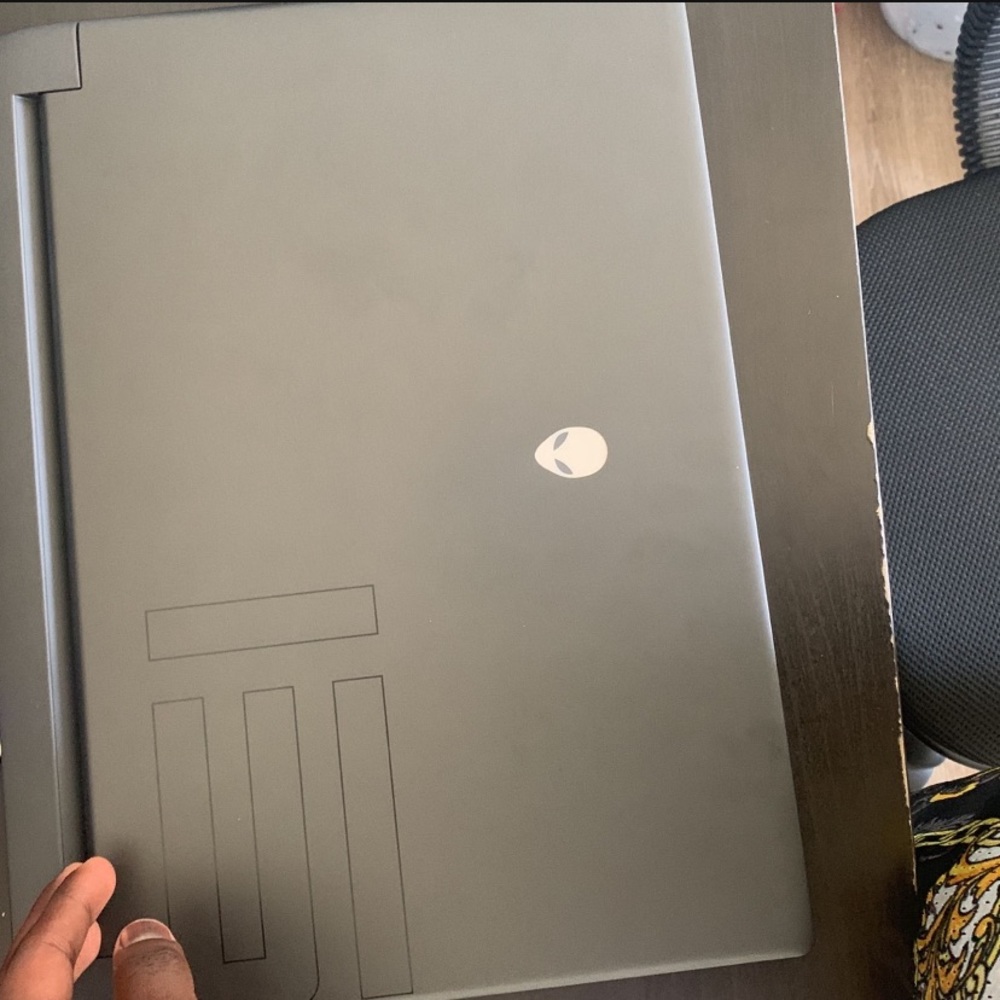 Alienware M15 R7 (charger included)